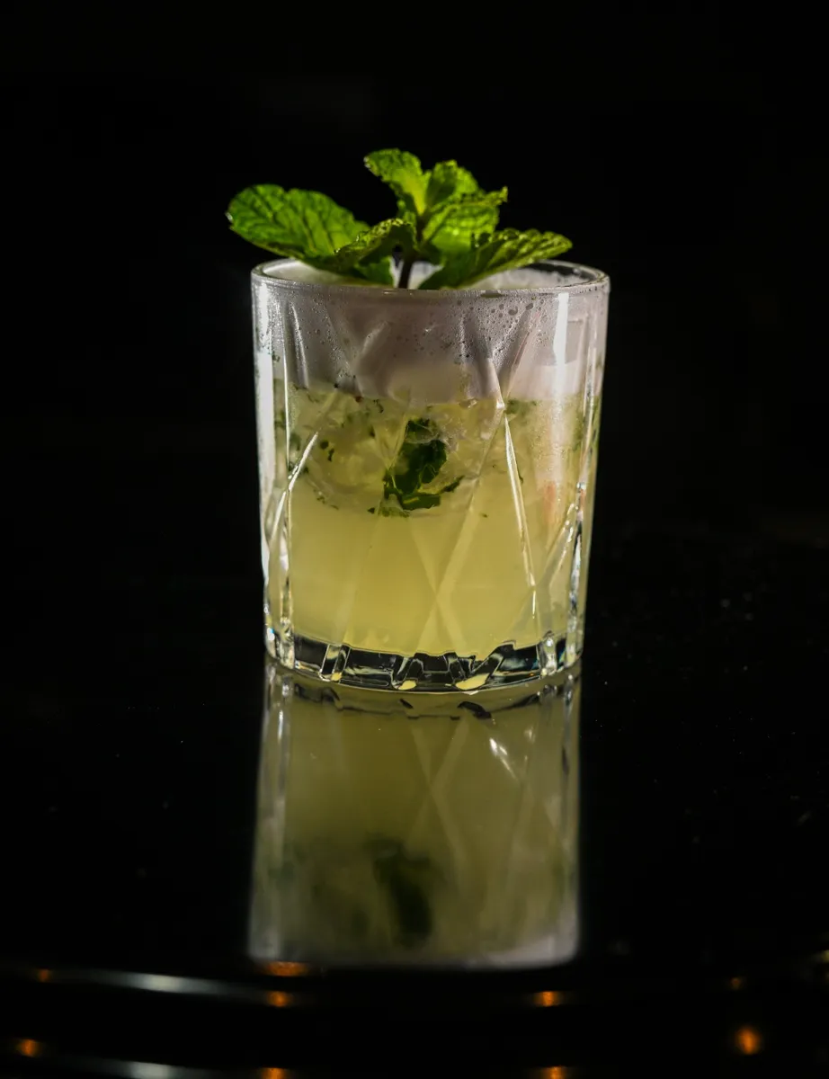 Drink da carta Match servido no balcão
