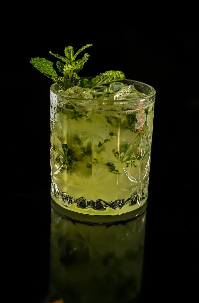 Mocktail de hortelã com gelo picado